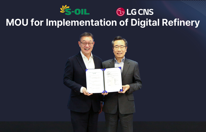 왼쪽부터 LG CNS CEO 현신균 사장과 S-OIL 박봉수 운영총괄 사장이 업무협약식에서 기념 촬영을 하고 있다.