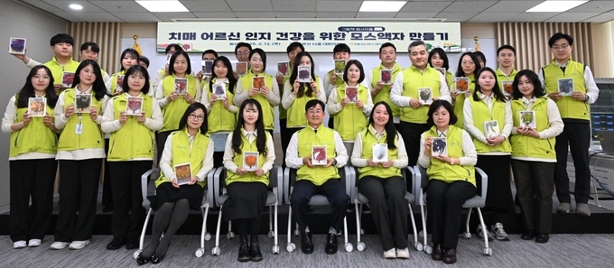 송춘수 대표이사(사진 앞줄 가운데)를 비롯한 ‘헤아림 봉사단’이 기념촬영을 하고 있다.