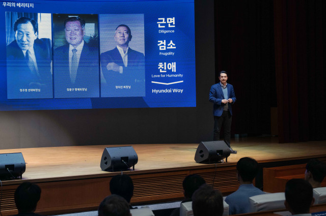 현대차 호세 무뇨스 사장이 타운홀 미팅에서 메시지를 전달하고 있다.