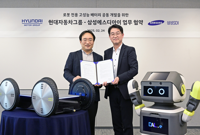 왼쪽부터 현대차·기아 로보틱스랩장 현동진 상무와 삼성SDI 소형사업부 전략마케팅팀장 조한제 부사장이 업무협약식에서 기념 촬영을 하고 있다.