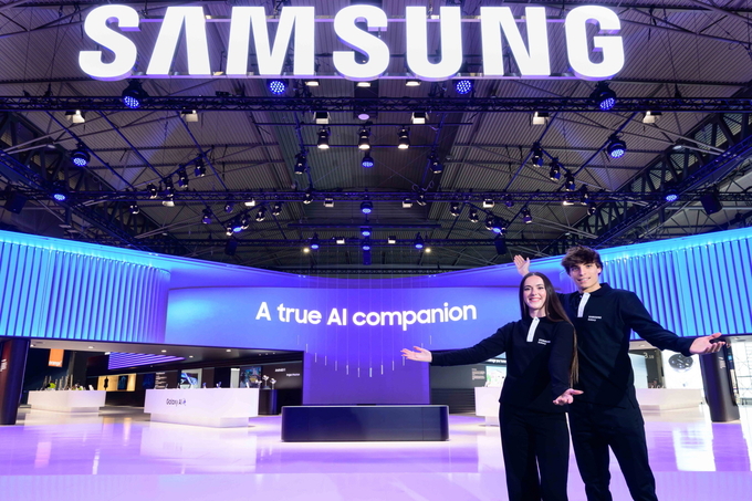 MWC25에 마련된 삼성전자 전시부스에서 삼성전자 모델들이 전시 부스를 소개하는 모습.