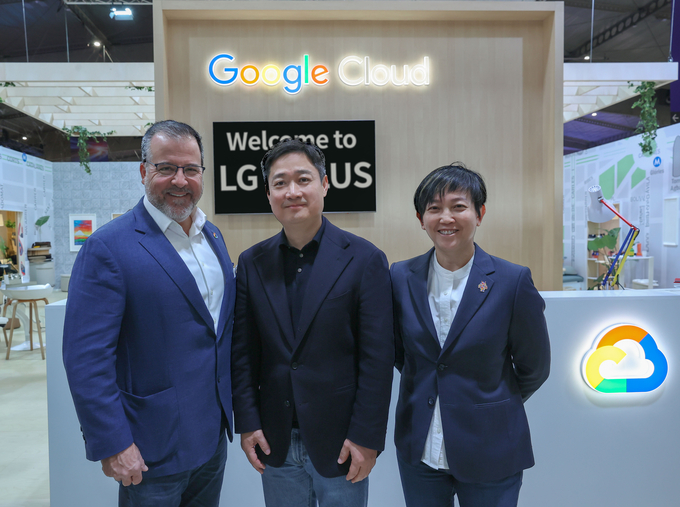 LG유플러스(www.lguplus.com)가 글로벌 빅테크 기업인 ‘구글’과 손잡고 AI 서비스 분야 글로벌 시장 공략에 나선다. 홍범식 LG유플러스 사장(가운데)과 맷 레너(Matt Renner) 구글 클라우드 글로벌 영업 총괄(왼쪽), 캐런 티오(Karen Teo) 구글 APAC 플랫폼/디바이스 파트너십 총괄이 MWC25현장에서 협업을 맺고 기념촬영을 하는 모습.