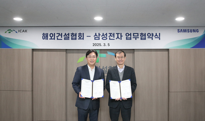 홍범석(왼쪽) 삼성전자 B2B통합오퍼링센터 부사장이 한만희 해외건설협회 회장과 국내 건설기업의 수주경쟁력 강화 및 삼성전자 해외 B2B 사업 확대를 위한 업무 협약식을 진행하고 기념 촬영하고 있다.