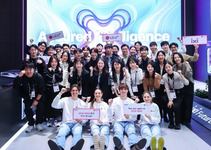  스페인 바르셀로나에서 공개된 LG유플러스 MWC25 전시관에서 임직원들이 내년 MWC에 대한 기대감을 드러내는 모습. 