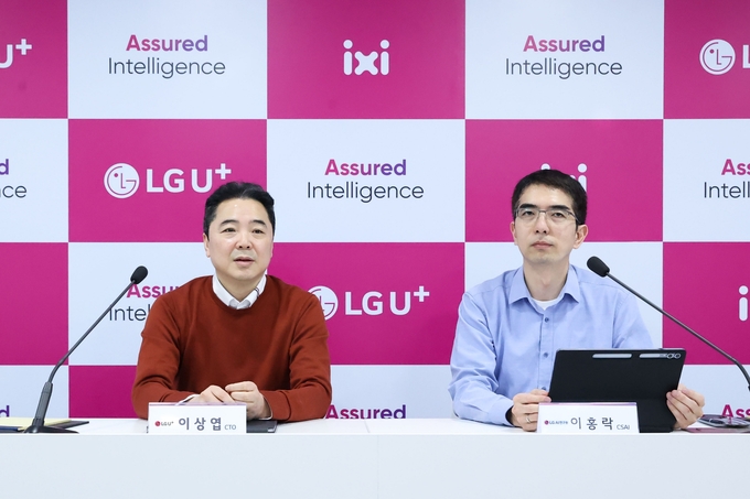 LG유플러스와 LG AI연구원은 지난 5일 MWC25가 열린 스페인 바르셀로나 현지에서 간담회를 열고, 함께 추진 중인 ‘원팀 AI’ 전략에 대해 소개했다. 사진은 현지 간담회에 참석한 LG유플러스 이상엽 CTO(왼쪽)와 LG AI연구원 이홍락 CSAI의 모습.