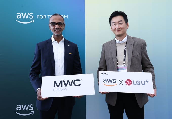 LG유플러스와 AWS는 스페인 바르셀로나 MWC25 현장에서 전략적 파트너십을 체결하고, 국내 AI 클라우드 생태계 조성을 위한 ‘AX얼라이언스’ 전략을 공동 추진키로 했다. 사진은 MWC25에서 진행된 업무협약식에 참석한 LG유플러스 권용현 기업부문장(오른쪽)과 AWS 젠스 나가라잔 아시아태평양 및 일본 통신 사업 총괄의 모습.