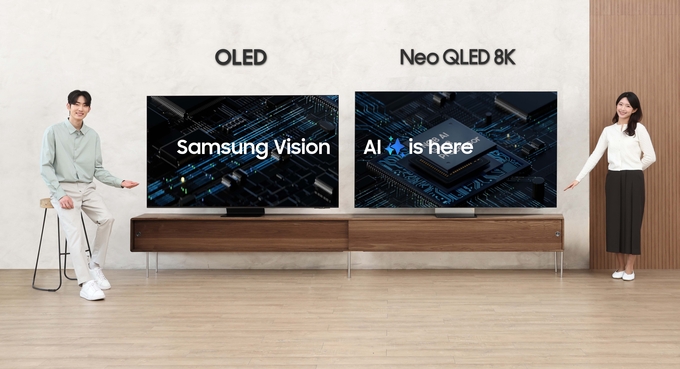 삼성전자 모델이 2025년형 AI TV 신제품 ‘Neo QLED 8K(85QNF990)’와 ‘OLED(83SF95)’를 체험하고 있다.
