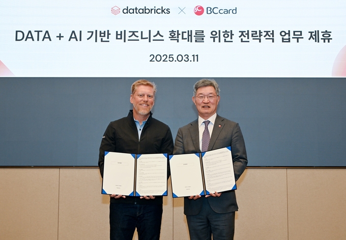 BC카드가 11일 오전 서울 시내 소재 호텔에서 데이터브릭스社와 함께 데이터 및 AI 활용 고도화를 위한 업무협약을 체결했다.(오른쪽부터)사진은 MOU에 참석한 최원석 BC카드 사장, 론 가브리스코(Ron Gabrisko) 데이터브릭스 CRO(최고수익책임자)