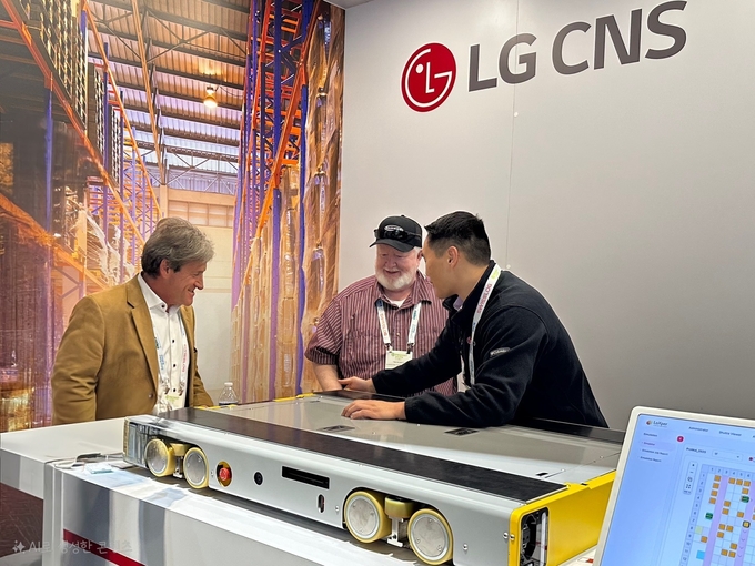 LG CNS 직원이 17~20일 미국 시카고에서 열린 세계 최대 물류자동화 전시회 '프로맷 2025'에서 창고 자동화 물류로봇 '3D 모바일 셔틀'과 스마트물류 솔루션을 소개하고 있는 모습.
