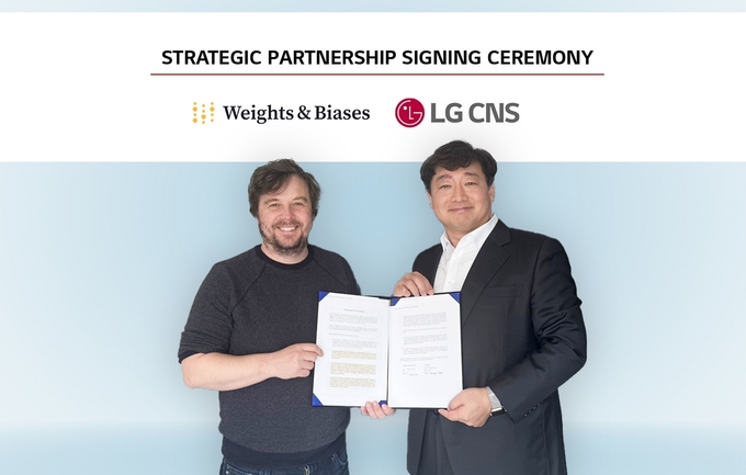 왼쪽부터 W&B CEO 루카스 비왈드(Lukas Biewald)와 LG CNS CTO 박상엽 상무가 MOU 체결식에서 기념 촬영을 하고 있다.