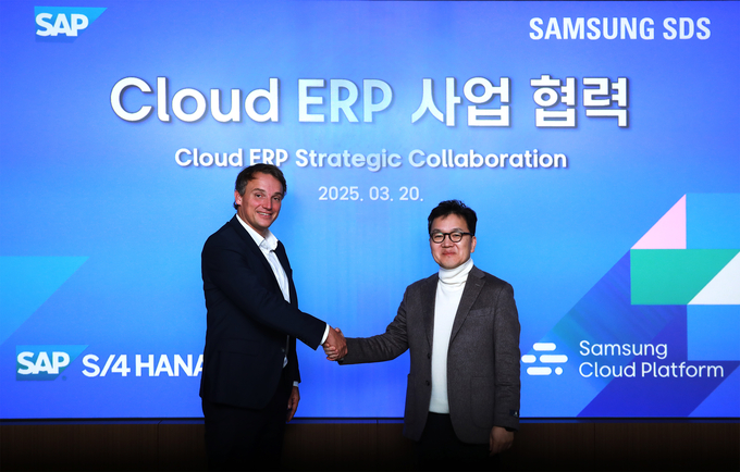 왼쪽부터 SAP Christian Klein(크리스티안 클라인) CEO와 삼성SDS 이준희 대표이사가 클라우드 ERP 사업 확대를 공동 추진하기로 합의했다.
