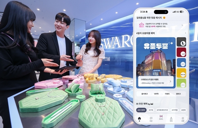 LG유플러스 직원이 4월 문화 생활 혜택인 스와로브스키 주얼리 스타일링 매장을 방문해 차별화된 고객 경험 혜택을 이용하는 모습.