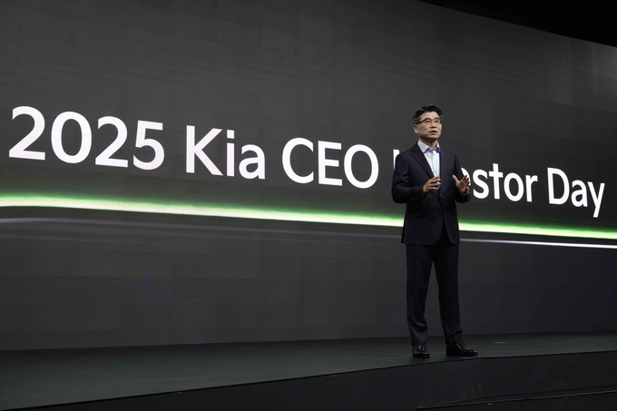 기아 송호성 사장이 ‘2025 CEO 인베스터 데이(CEO Investor Day)’에서 기아의 중장기 사업 전략과 재무 목표 등에 설명하고 있다.
