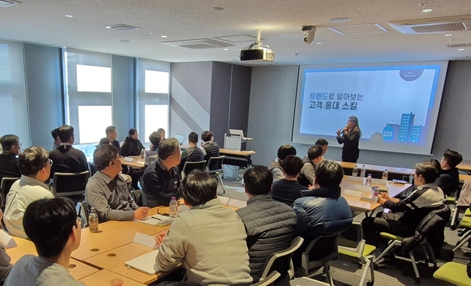 서울 종로구 돈의문 디타워 본사에서 DL이앤씨 각 지역사무소 고객서비스(CS) 담당자들이 전문 CS 교육을 받고 있다.