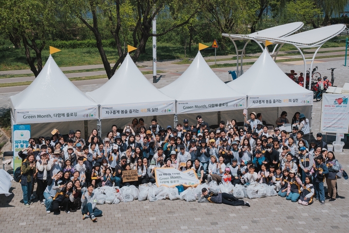 KB국민은행이 지난 26일 반포한강공원에서 'Green Month, 다함께 플로깅' 행사를 실시했다.
