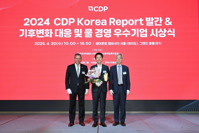 사진은 30일 여의도 페어몬트 앰버서더 서울에서 열린 2024 CDP Korea Awards에서 (왼쪽부터) Jose Qrdonez CDP CRO, 김태형 IBK기업은행 경영전략그룹 부행장, 장지인 CDP한국위원회 위원장과 기념촬영을 하고 있는 모습