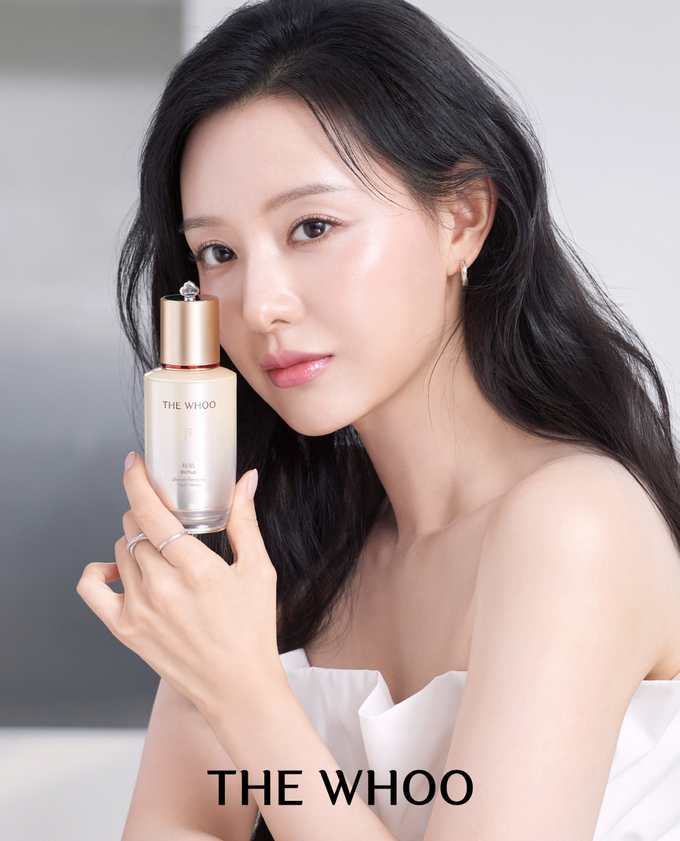 LG생활건강 더후_모델 김지원이 '4세대 비첩 자생 에센스'를 홍보하고 있다.