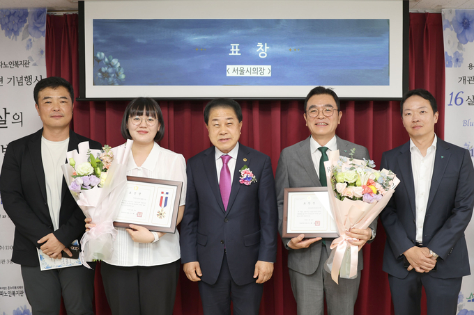서울시의회 김용호 의원(왼쪽 세번째)과 김정훈 하나증권 FICC본부장(오른쪽 두번째), 하나증권 직원들이 기념촬영을 하고 있다.