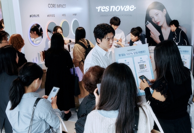 지난 18일부터 20일까지 성수동 XYZ 서울에서 진행된 쿠팡 '메가뷰티쇼 버추얼스토어'에 마련된 레스노베 제품 체험 부스에 고객들이 몰려있다.