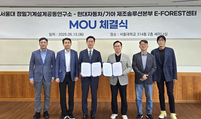 왼쪽부터 서울대학교 정밀기계설계공동연구소 부소장 박용래 교수, 기계공학부 조규진 교수, 소장 안성훈 교수, 현대차·기아 E-FOREST 센터장 이재민 상무, 제조SI기술개발실 최영태 상무, 제조SW개발실 민정국 상무.