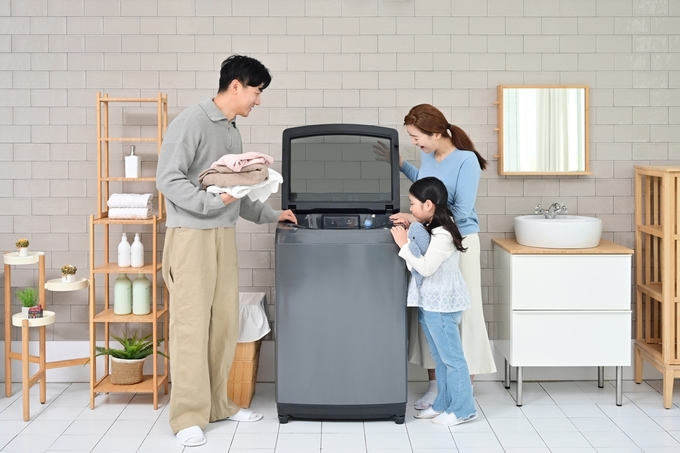 삼성전자가 전자동 세탁기에 AI 기능을 탑재한 2025년형 ‘AI 통버블 세탁기’ 신제품을 출시했다.