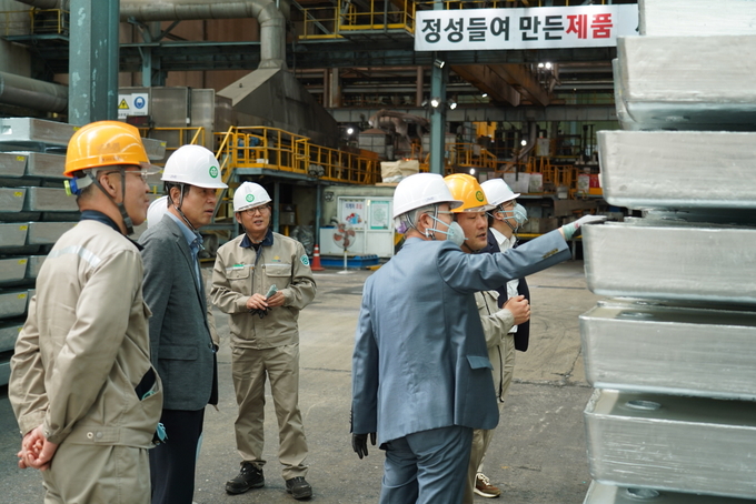 ㈜영풍 사외이사들이 지난 22일 봉화군 석포제련소 주조공장에서 아연괴 제품을 살펴보고 있다.