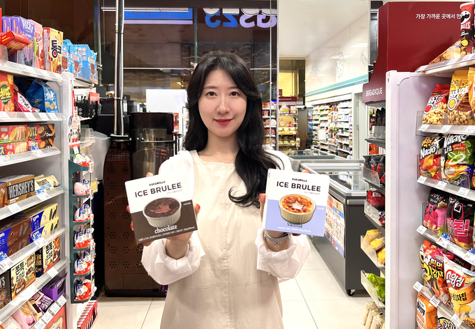 모델이 GS25에서 로로멜로 아이스브륄레를 들고 포즈를 취하고 있다.