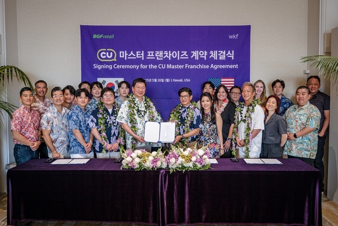 BGF리테일 민승배 대표(가운데 왼쪽)와 CU Hawaii Kurisu(로버트 쿠리수, 가운데 오른쪽) 대표가 CU 하와이 진출 마스터 프랜차이즈 계약을 체결하고 양사 관계자들과 함께 기념 촬영을 하고 있다.