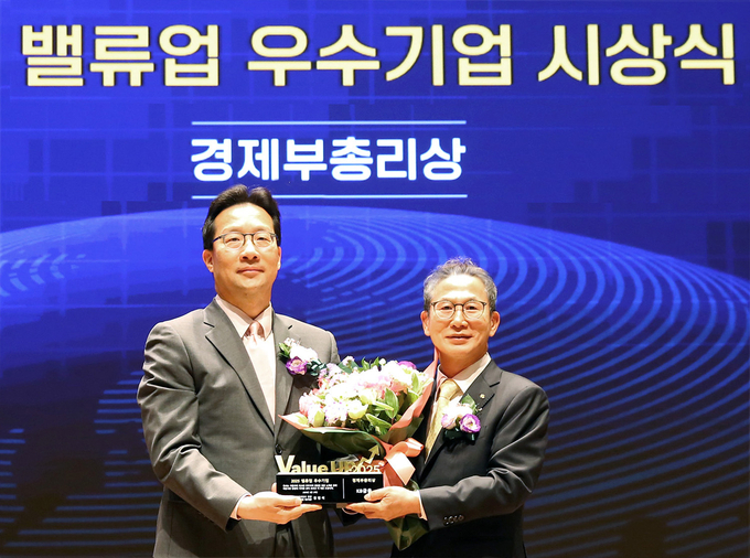 27일 서울 여의도 한국거래소에서 열린 밸류업 우수기업 시상식에서 양종희 KB금융그룹 회장(오른쪽)과 윤인대 기획재정부 차관보(왼쪽)가 기념 촬영을 하고 있다.