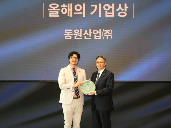28일 서울 롯데월드타워에서 진행된 제4회 MSC코리아 어워즈에서 이상범 동원산업 해양수산사업부장(오른쪽)이 서종석 MSC 한국대표(왼쪽)로부터 ‘올해의 기업상’을 수상하고 있다.