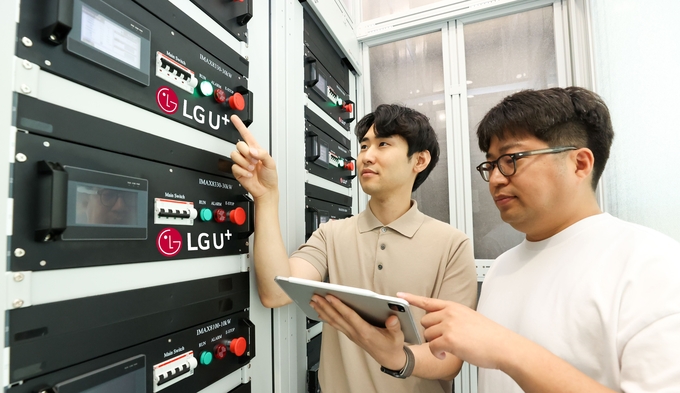  LG유플러스 직원들이 데모룸에 설치된 액체냉각장치를 살펴보고 있는 모습.