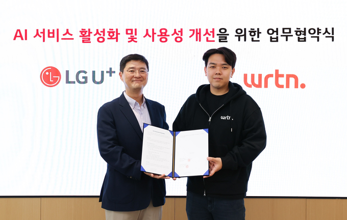 지난 28일 서울 용산 LG유플러스 사옥에서 진행한 업무협약식에서 이재원 LG유플러스 컨슈머부문장(왼쪽)과 이세영 뤼튼 대표가 기념촬영을 하는 모습.