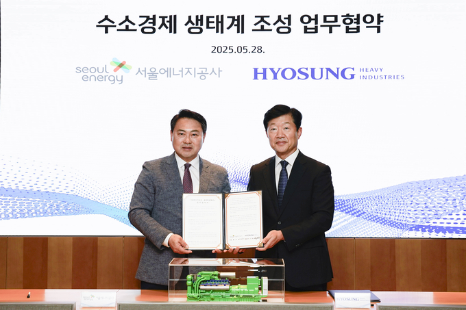 효성중공업이 서울에너지공사와 수소경제 생태계 조성을 위한 업무협약을 체결하고 기념사진을 촬영했다. (오른쪽부터) 우태희 효성중공업 대표, 황보연 서울에너지공사 사장.