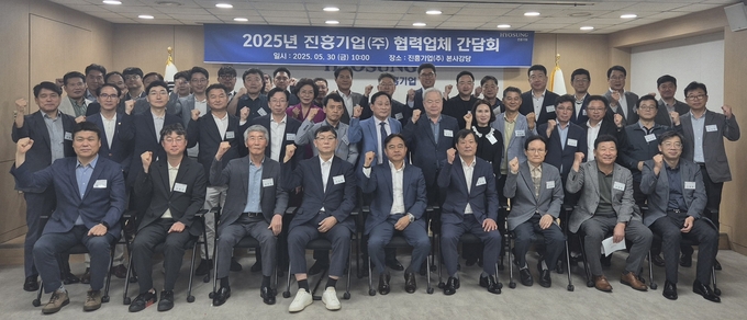 간담회 행사에 참석한 김태균 대표이사(맨 앞줄 우측에서 5번째)와 협력사 대표들이 기념촬영을 하고 있다.