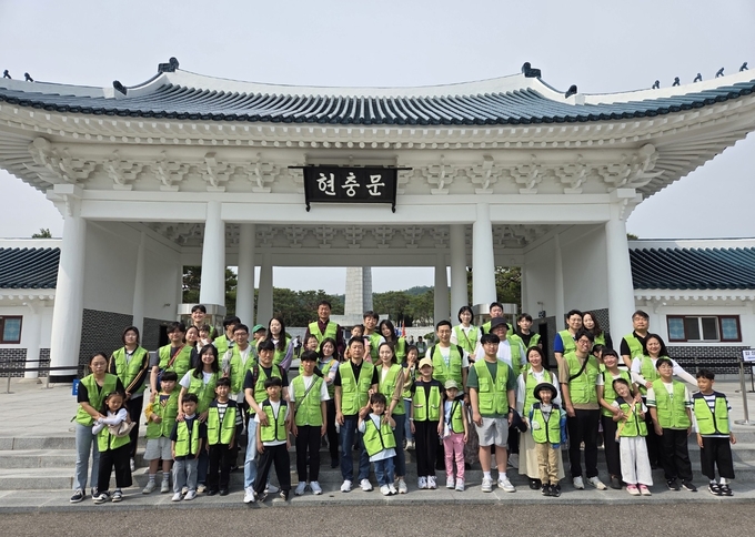 지난 5월 31일(토), 현대엔지니어링 임직원 및 임직원 가족이 국립서울현충원에서 묘역 정화 봉사활동을 한 뒤, 기념촬영을 하고 있다.