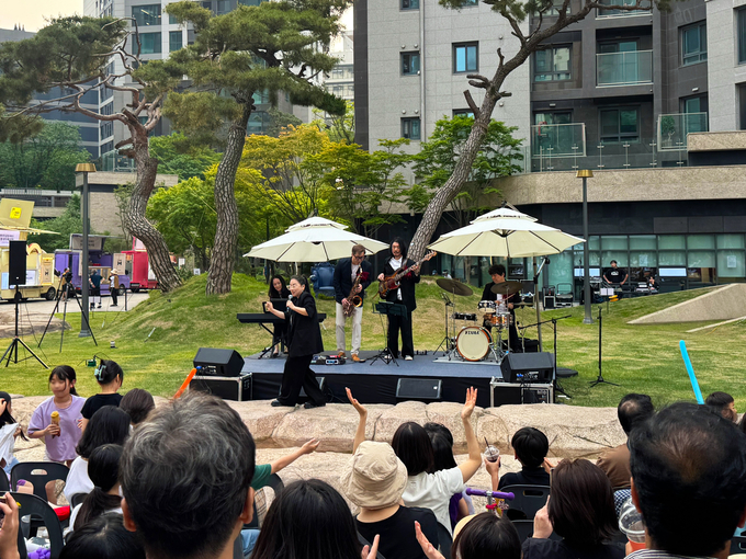 31일(토) 디에이치 자이 개포 단지 내 중앙광장에서 열린 ‘잔디밭 뮤직 페스티벌’에서 입주민들이 가수 난아진과 쿨재즈밴드의 공연을 즐기고 있다.