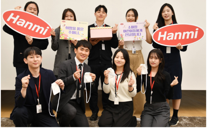 한미사이언스와 한미약품 직원들이 소아암 환아를 위한 응원의 마음을 담아 손수 제작한 ‘히크만 주머니’를 들고 기념촬영을 하고 있다.