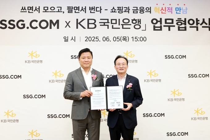 지난 6월 5일(금), 서울 영등포구 소재 SSG닷컴 사옥에서 열린 SSG닷컴-KB국민은행 업무 협약식에서 최훈학 SSG닷컴 대표이사(좌측)와 이환주 KB국민은행장(우측)이 기념촬영을 하고 있다.