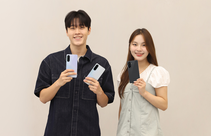 삼성전자 모델들이 새롭게 출시한 ‘갤럭시 A36 5G’를 소개하는 모습.