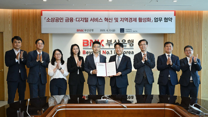 BNK부산은행(은행장 방성빈)은 13일(금) 오전, 문현동 소재 본점에서 소상공인·개인사업자 경영관리 플랫폼인 캐시노트를 제공하는 한국신용데이터(KCD, 대표 김동호)와 소상공인 지원과 지역경제 활성화를 위한 전략적 업무협약(MOU)를 체결했다.(사진 오른쪽 4번째부터 BNK부산은행 방성빈 은행장, 한국신용데이터(KCD) 김동호 대표).