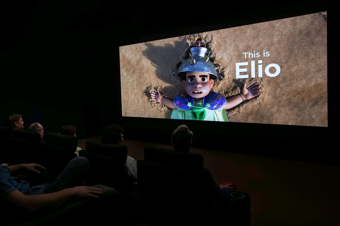 삼성전자가 스페인 바르셀로나에서 열리는 유럽 최대 영화 산업 박람회 ‘시네유럽(CineEurope) 2025’에 참가해 시네마 LED 스크린 오닉스(Onyx)를 통해 디즈니·픽사 신작 영화 ‘엘리오(Elio)’를 상영하고 있다.