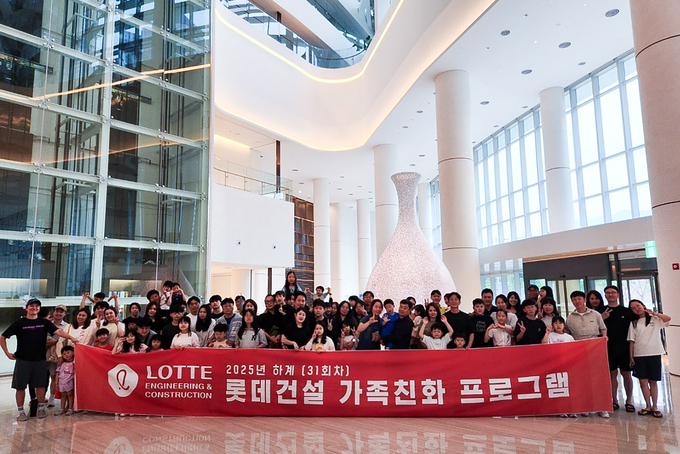 롯데건설 임직원과 가족들이 ‘롯데호텔앤리조트 김해’에서 기념촬영을 하고 있다.