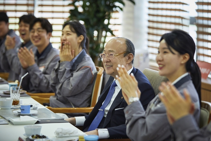 김승연 회장이 한화토탈에너지스 대산공장 직원들과 오찬을 하며 환담을 나누고 있다.