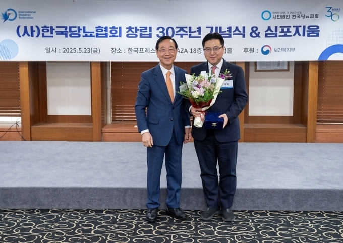 동국제약은 ‘한국당뇨협회 창립 30주년 기념식’에서, 당뇨병 예방과 합병증 관리의 중요성에 대한 인식 제고에 기여한 공로로 감사패를 수상했다.