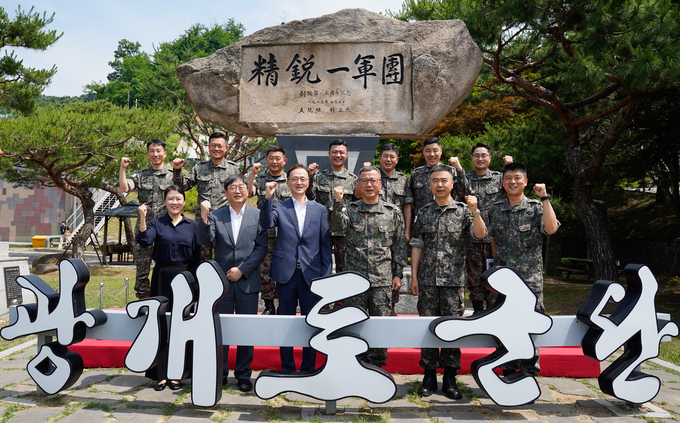 효성은 19일 육군 1군단 광개토부대를 방문해 위문금을 전달했다. 이정원 효성 커뮤니케이션실장(앞줄 왼쪽에서 세 번째)과 주성운 육군 1군단장(오른쪽에서 세 번째)이 기념사진을 촬영하고 있다.