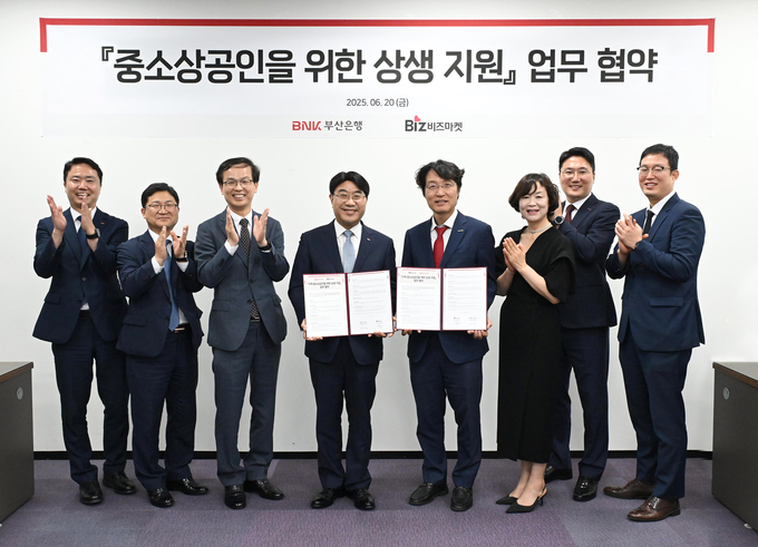 BNK부산은행은 20일(금) 오전, 부산은행 서울업무부에서 전자상거래 전문기업 ㈜비즈마켓 함께 ‘중소상공인을 위한 상생 지원’을 위한 업무협약을 체결했다.(사진 왼쪽 4번째부터 BNK부산은행 방성빈 은행장, ㈜비즈마켓 허탁 대표이사)