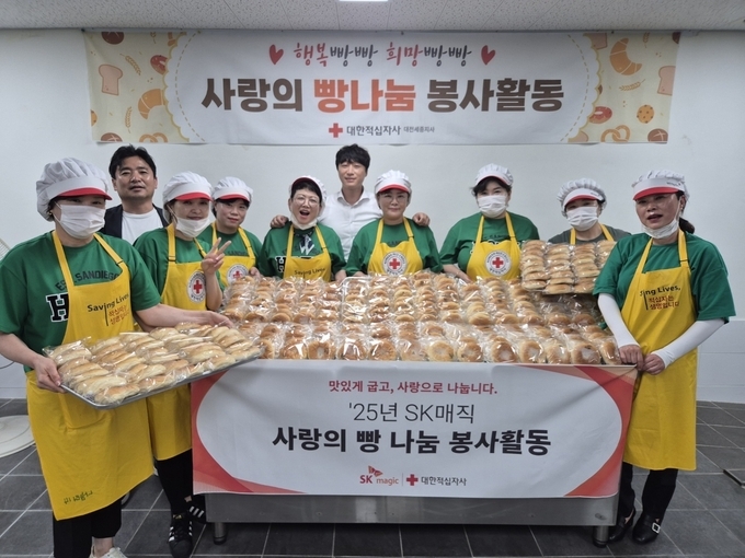 지난 16일, SK매직 서부5총국 소속 총국장과 지국장이 대한적십자사 대전세종지사에서 '사랑의 빵나눔' 봉사활동을 마치고 기념촬영을 하고 있다.