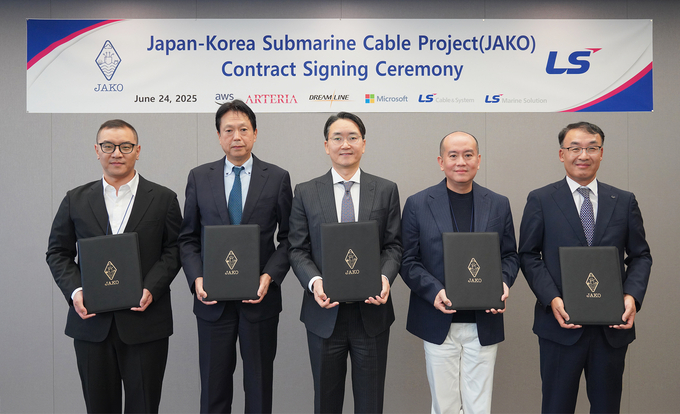 LS용산타워에서 진행된 ‘JAKO(Japan–Korea) 프로젝트’ 서명식 현장. 왼쪽부터 이한욱 AWS APAC 백본 총괄, 다츠야 아베 아르테리아 네트웍스 대표, 한윤재 드림라인 대표, 스탠리 임 마이크로소프트 상무, 주완섭 LS전선 통신·산업솔루션사업본부장(전무)가 기념 촬영을 하고 있다.