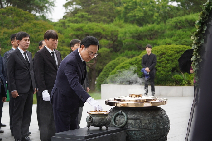 이용배 현대로템 대표이사가 25일 국립서울현충원 현충탑에서 순국선열 및 호국 영령에분향하고 있다.