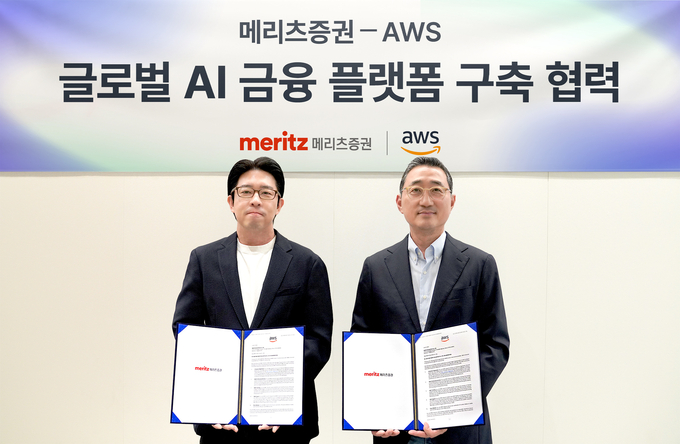 이장욱 메리츠증권 Inno Biz센터장 전무(왼쪽)가 AWS 코리아 함기호 대표이사와 24일 AWS 오피스에서 열린 업무협약식에서 기념사진을 촬영하고 있다.